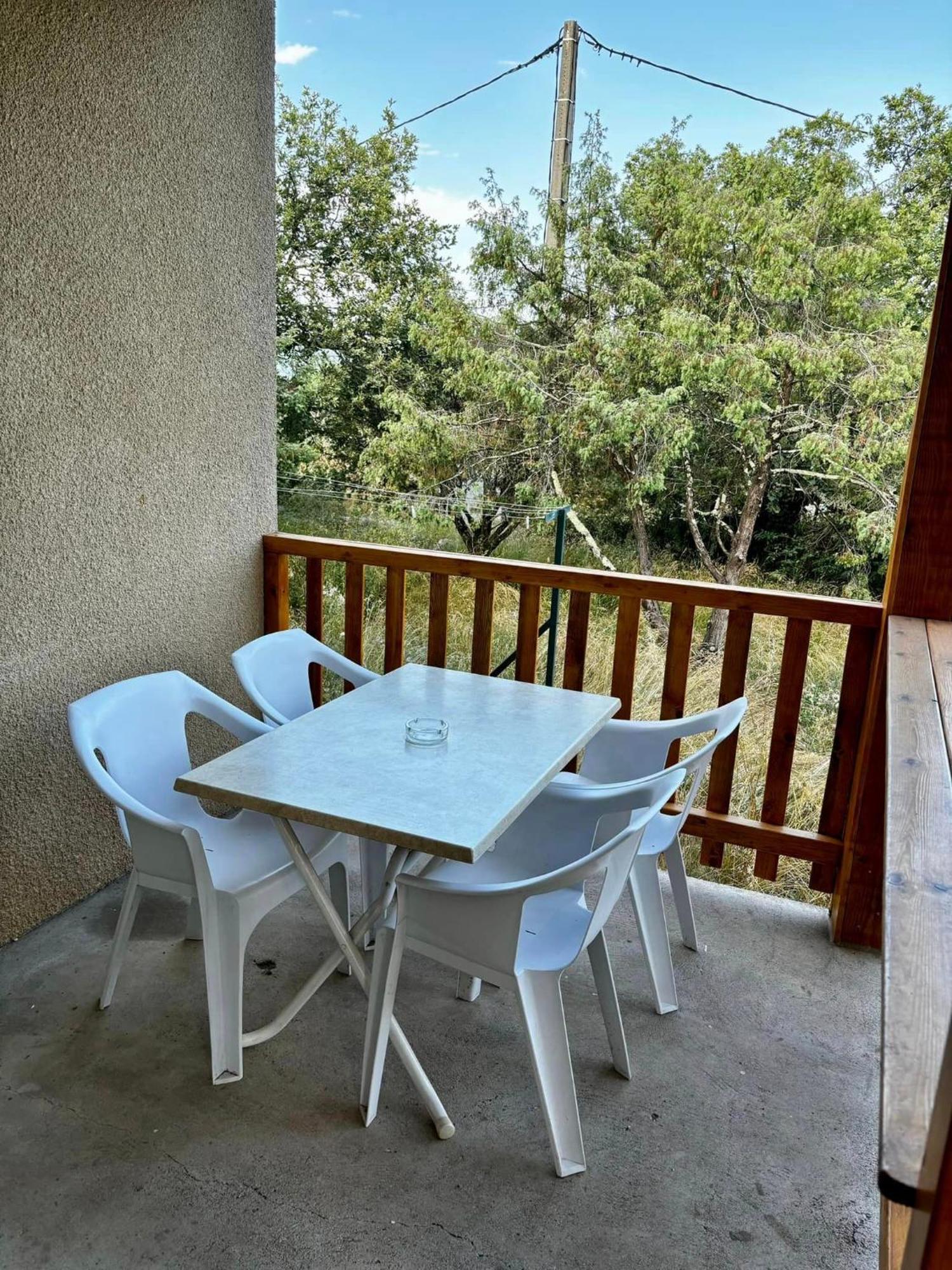 Hotel Les Persedes Lavilledieu  Bagian luar foto